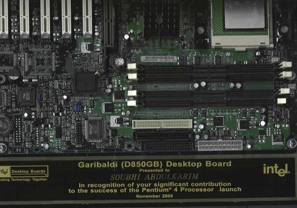 Garibaldi D850GB desktop board mounted as an award for the Pentium 4 processor launch, November 2000